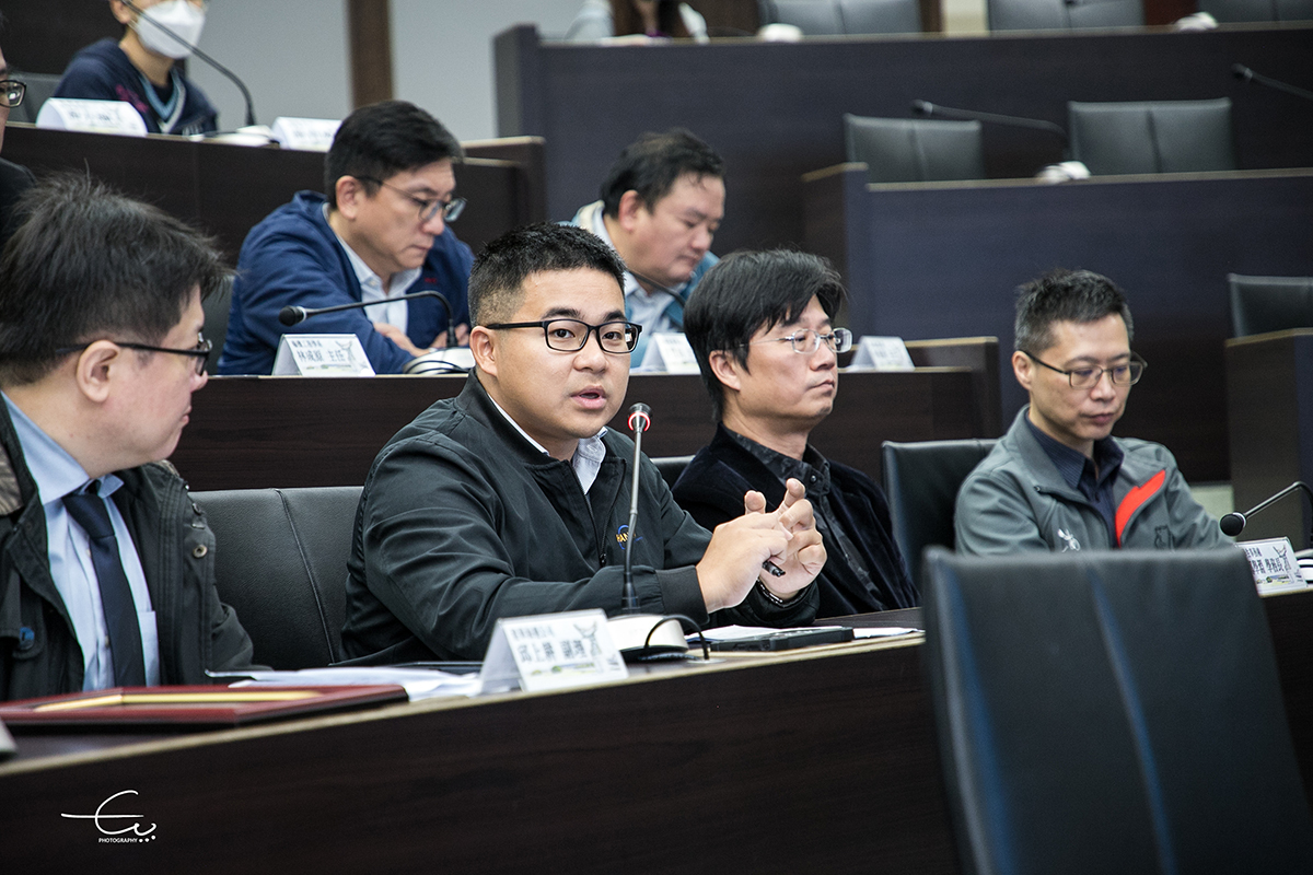 同樣是海大校友的林持平專員與學弟妹分享經驗