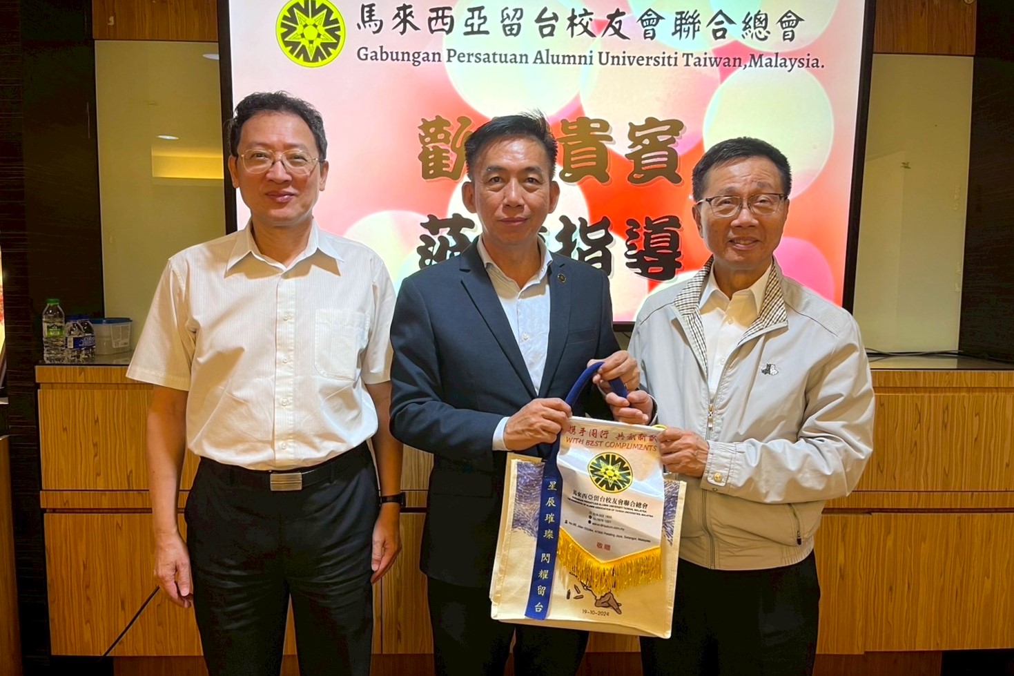 海大校友總會林見松總會長(右)移交紀念品予留臺聯總彭慶和會長(中)，左為海大莊季高副校長