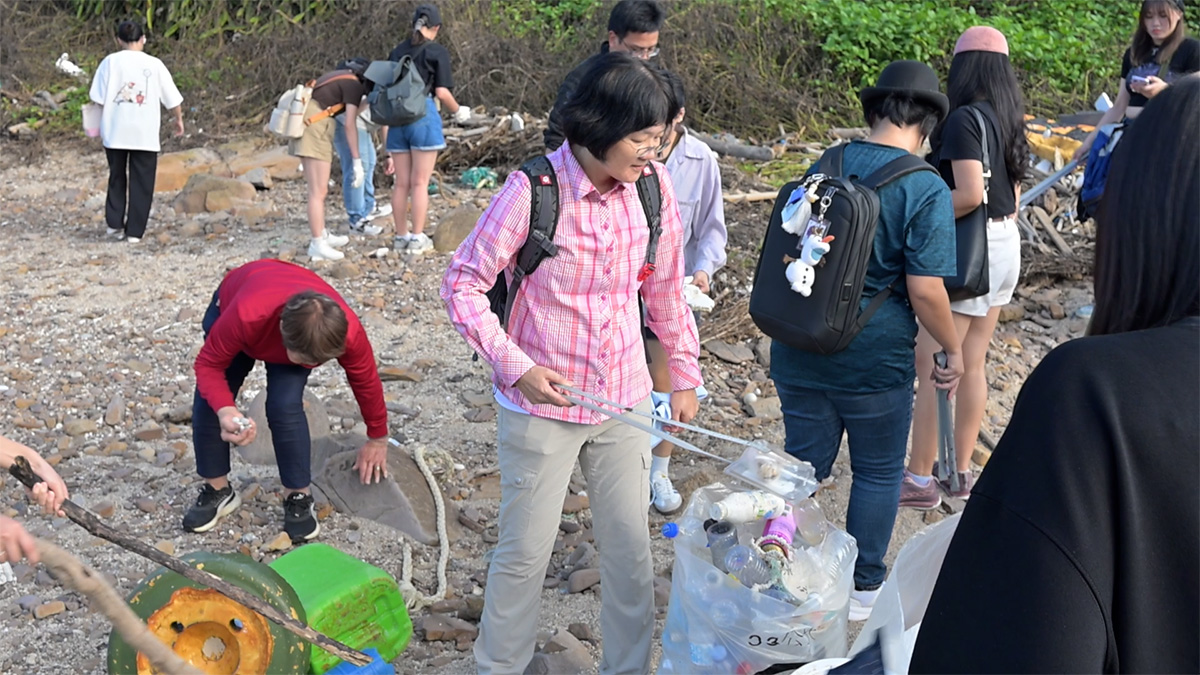 海大 USR 團隊長期辦理淨灘，改善卯澳與雙溪海岸環境