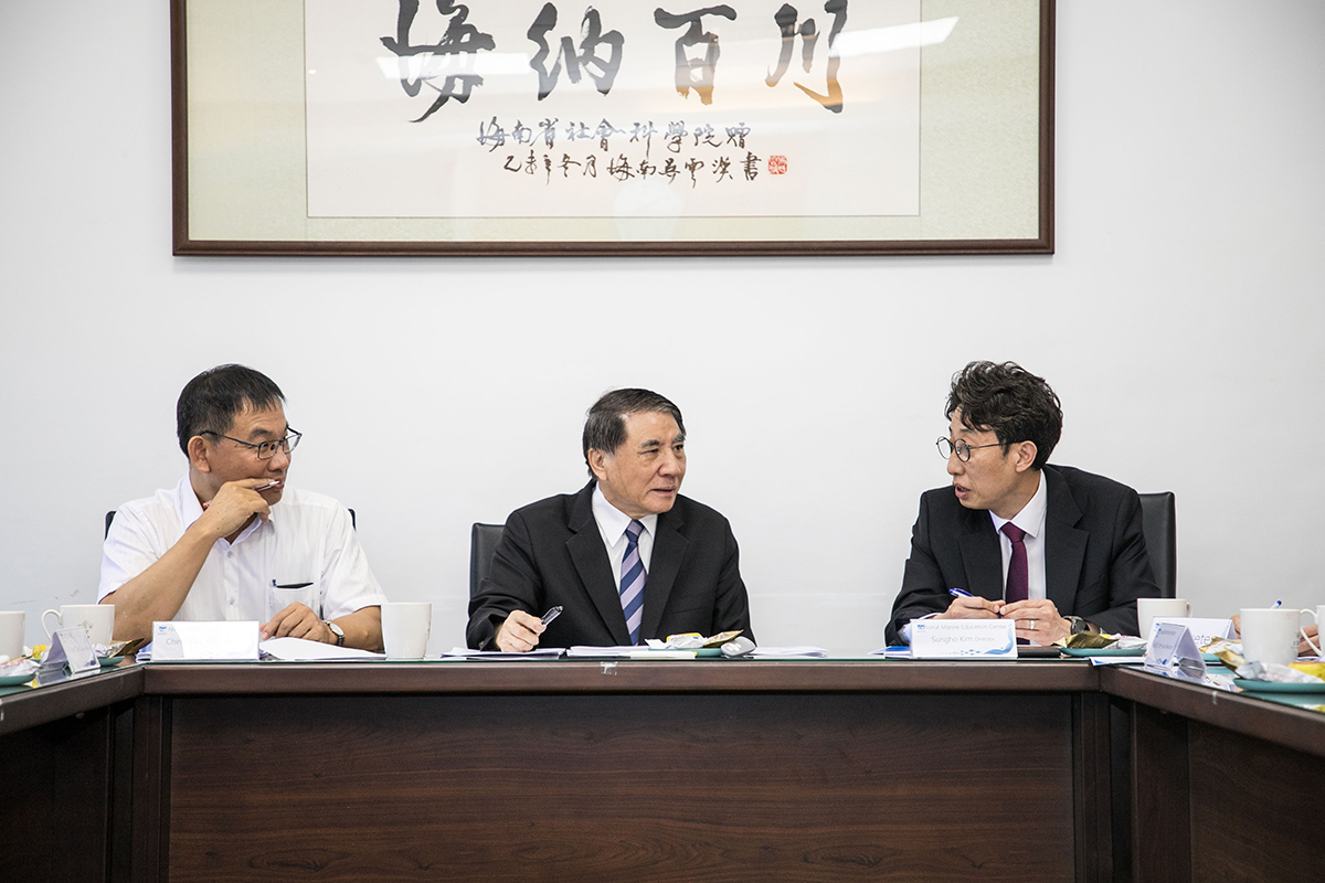 左至右為臺灣海洋教育中心吳靖國主任、海大許泰文校長、韓國國立海洋教育中心金成浩主任