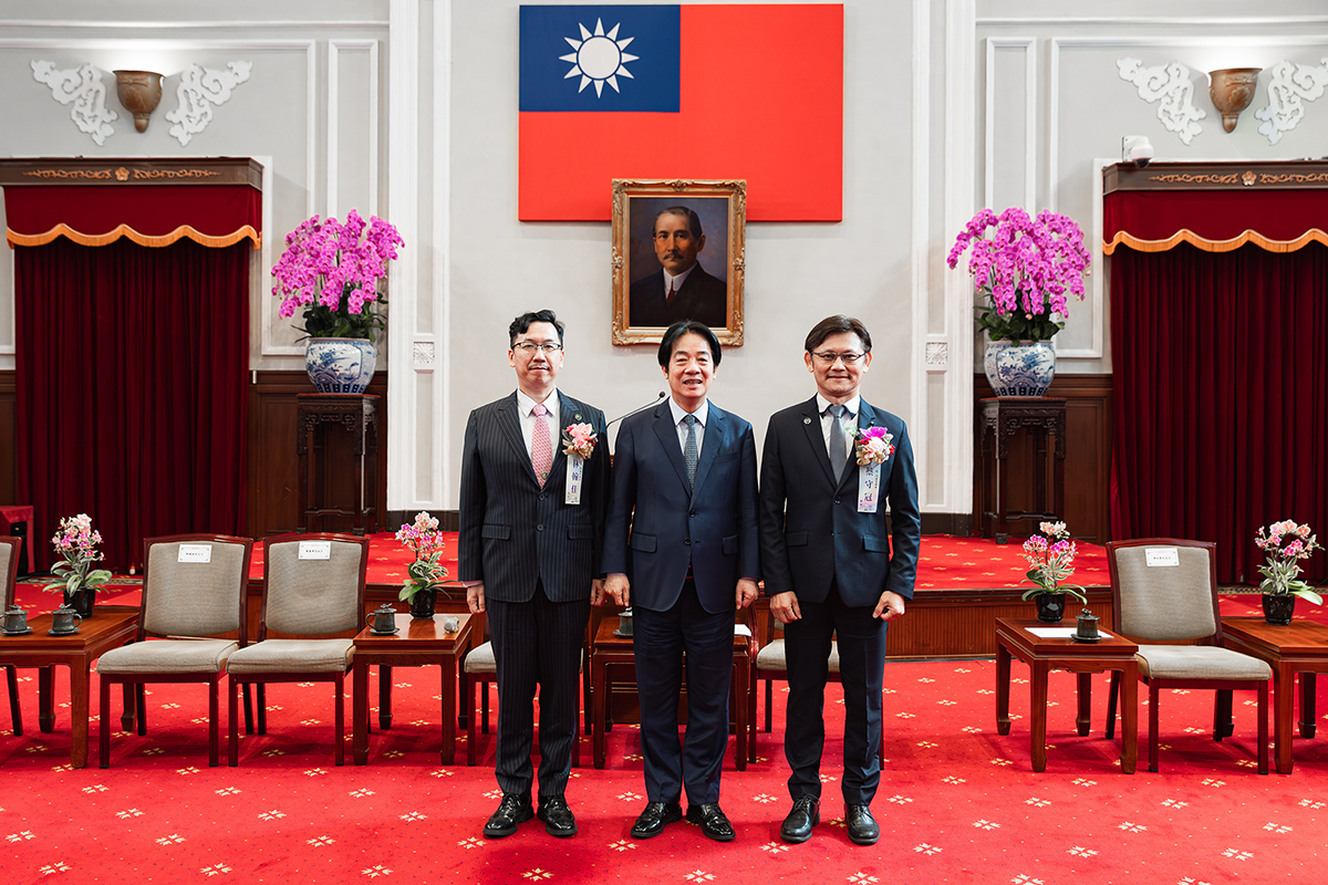 賴清德總統接見「創業楷模」及「創業相扶獎」得主(左為海大林翰佳特聘教授，右為海大生科傑出系友蔡守冠)