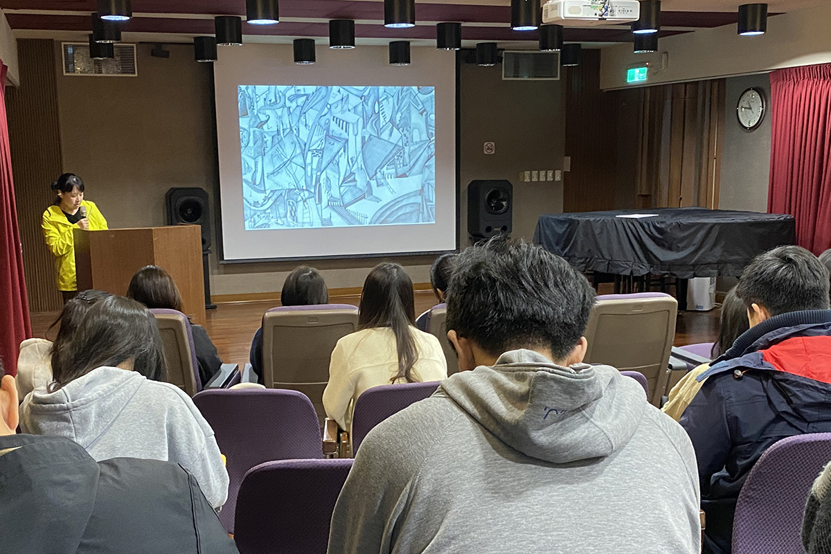 藝術家陳怡君為海大師生解說創作歷程