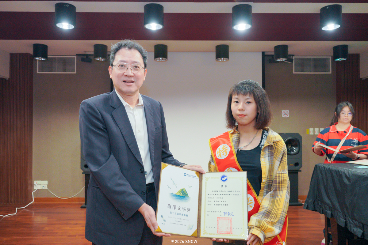 莊季高副校長與特優獎何柏葦同學合影。