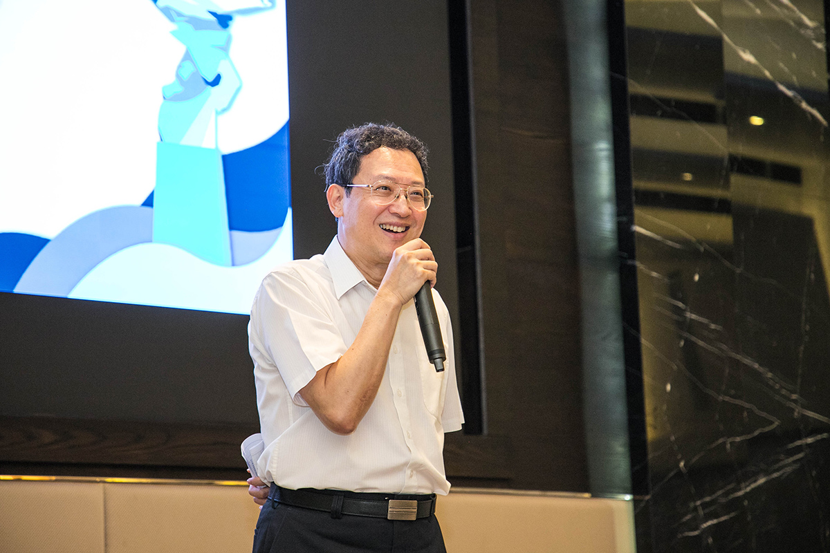 莊季高副校長表示初次見到黃學長時就對他的口條與風範留下深刻印象