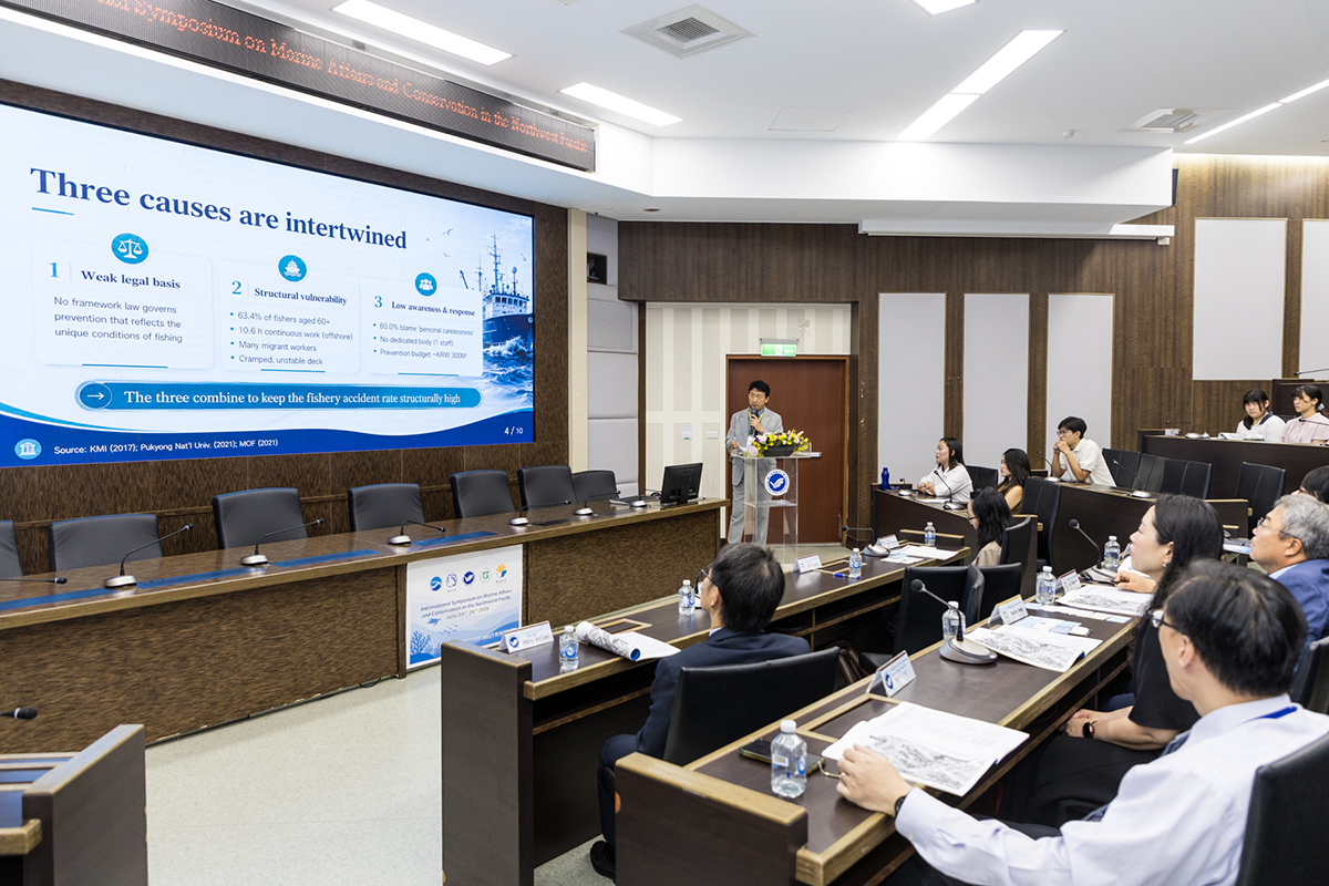 韓國全南大學李基洙院長分享有關海上作業管理制度的研究。