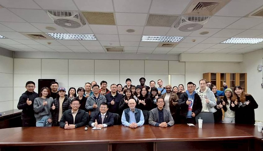 黎安友教授與兩校師生開心合影