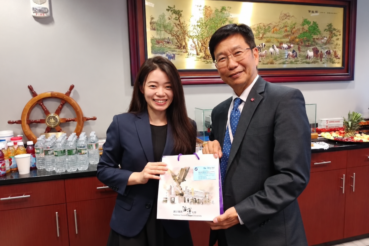 本次隨行指導教師賀姿雅助理教授代表海大致贈紀念禮品予陽明海運張紹豐總經理。