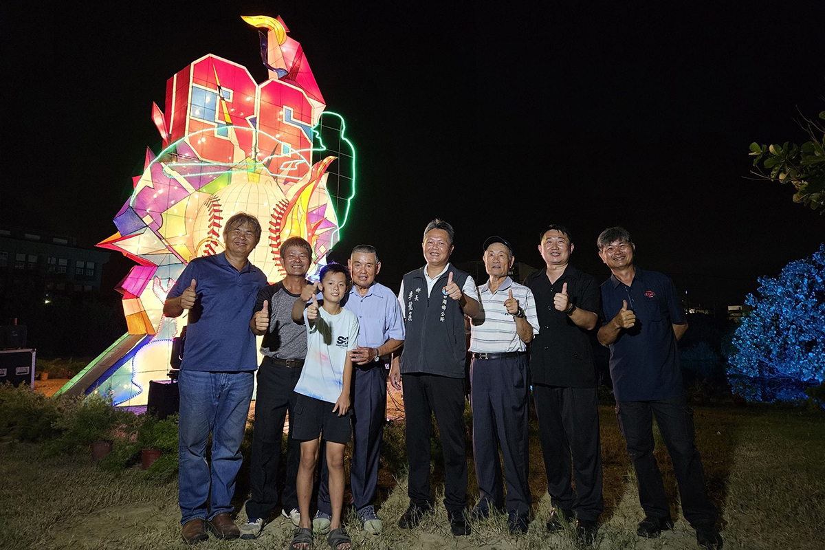 藝術季點燈儀式由雲林縣口湖鄉李龍飛鄉長(中)主持(左2為王耀新理事長、右2為曾煥昇副教授)