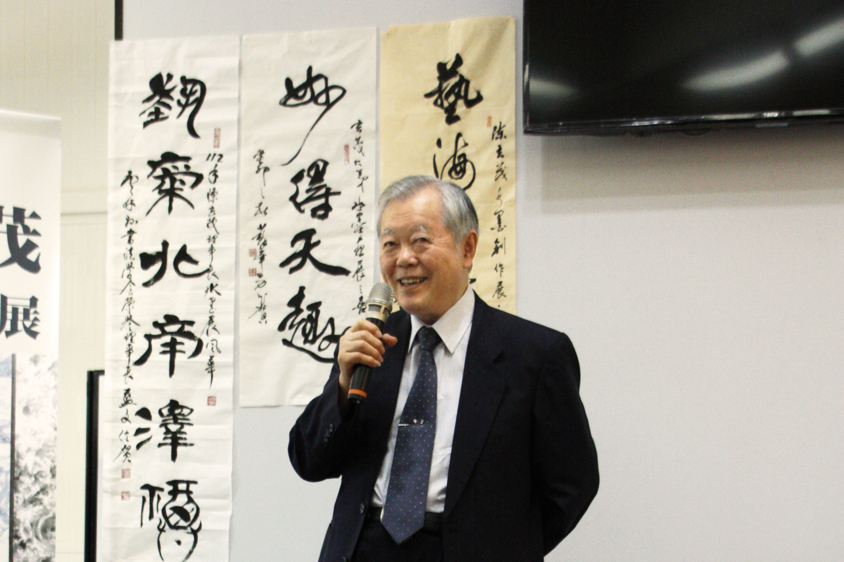 蘇峯男榮譽教授為同學解說山水畫與寫生的創作思想