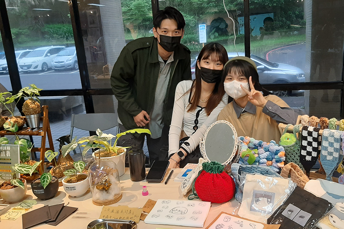 雨光之村產品與攤位文創設計系學生自行設計及籌設布置