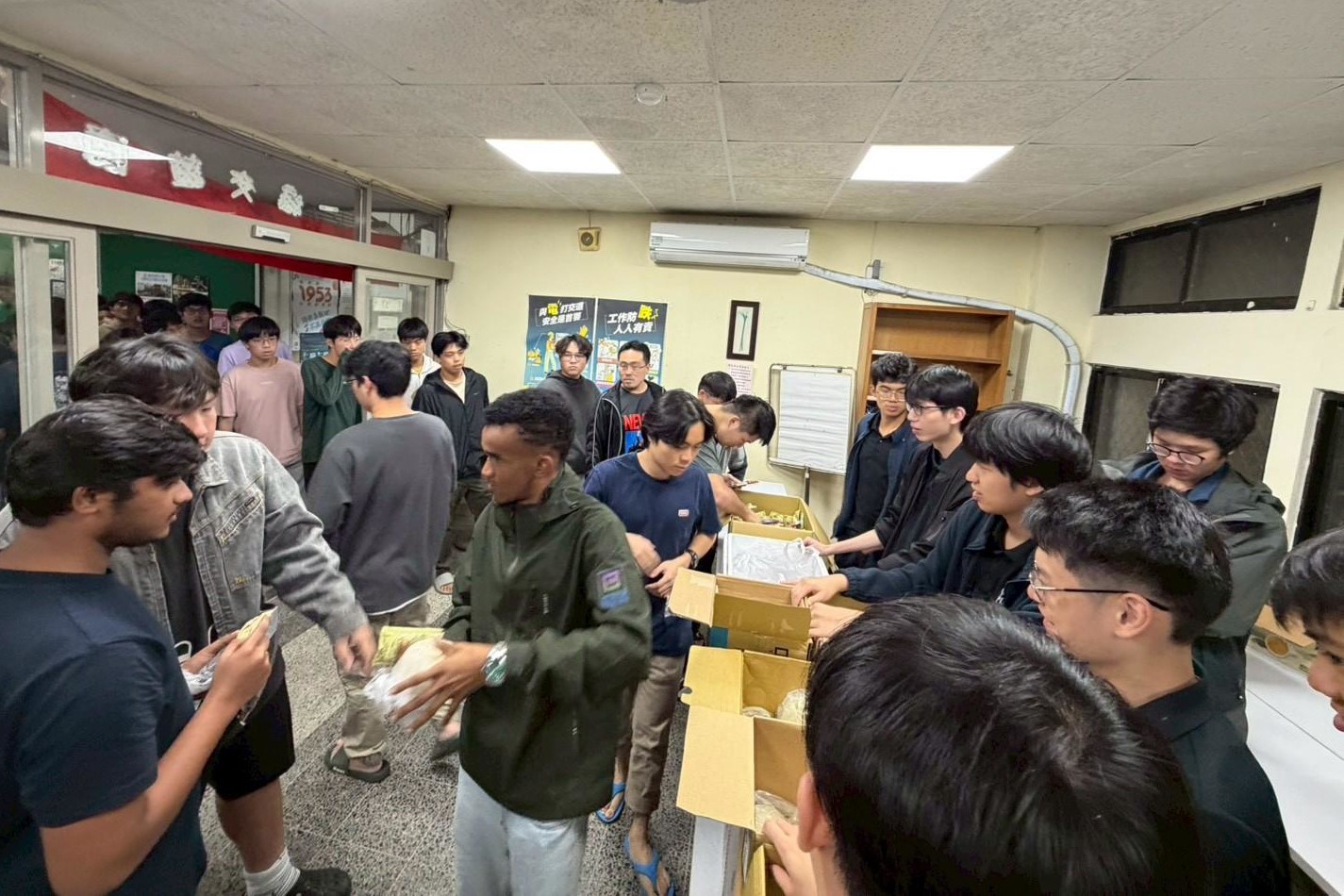 學生們井然有序的排隊取餐3