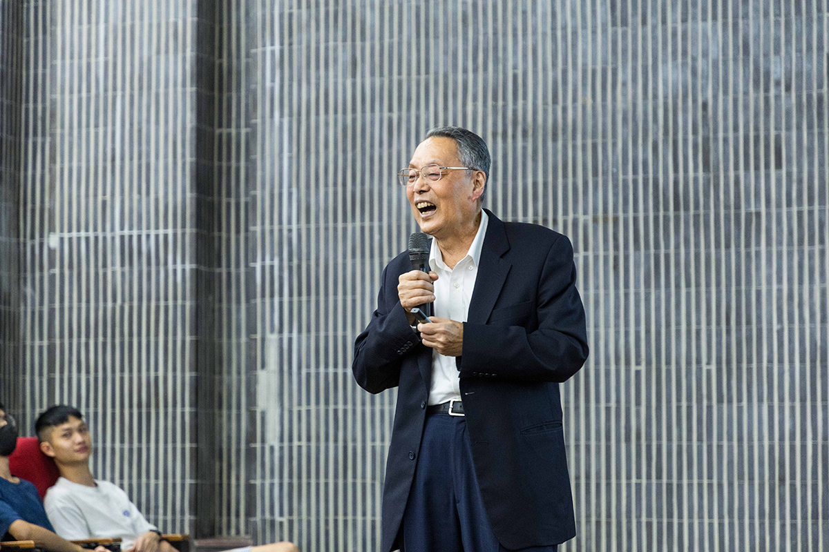 施振榮董事長勉勵學子要持續學習、勇於接受挑戰