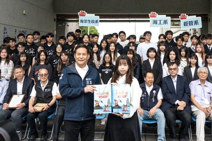 由經管系劉亮均同學代表學生向縣府及光鼎生技表達謝意。