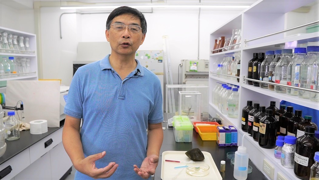 海大藻類專家張睿昇助理研究員於藻類實驗室進行藻類特性解說