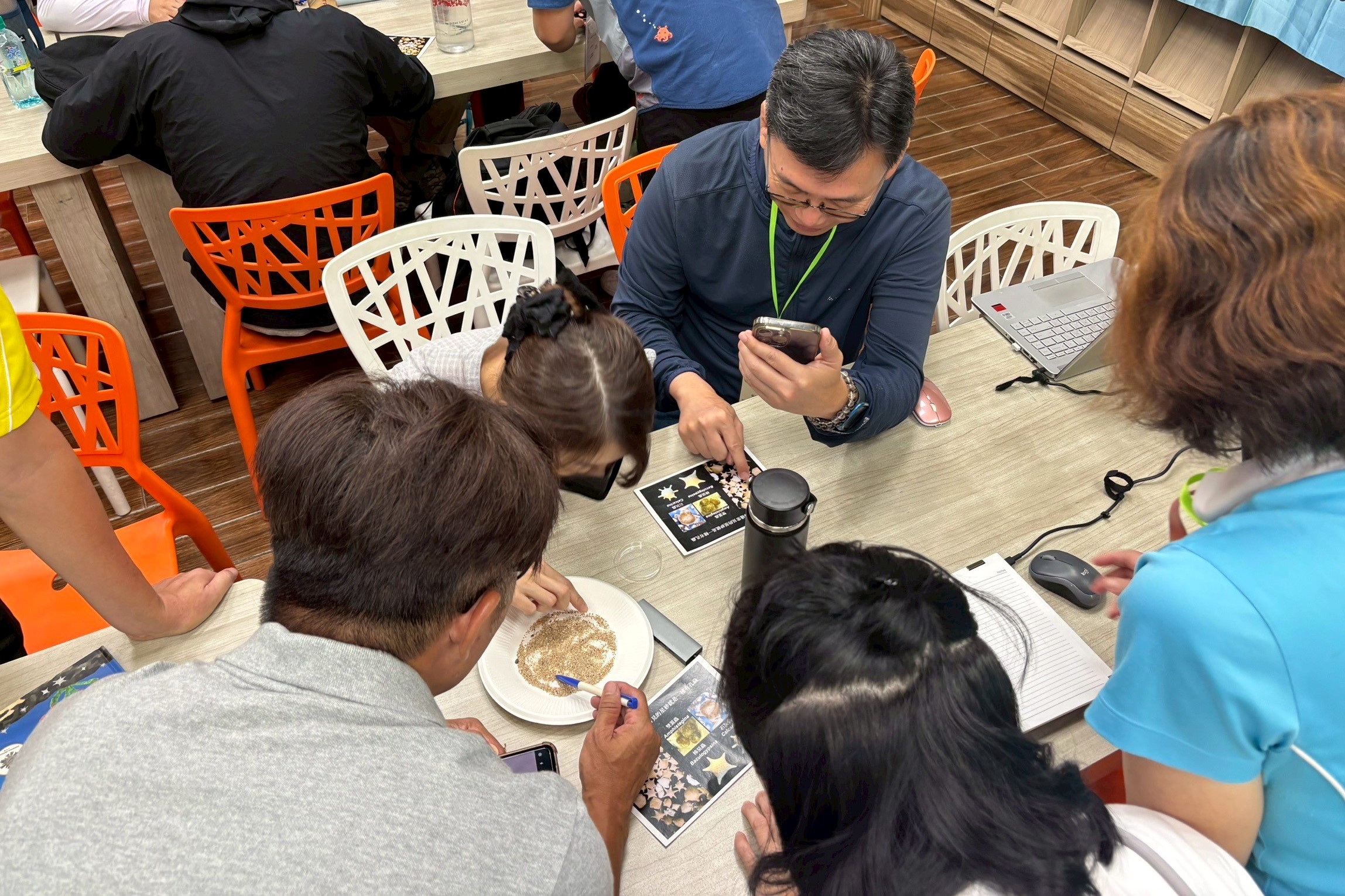 教師們親手體驗挑選星砂