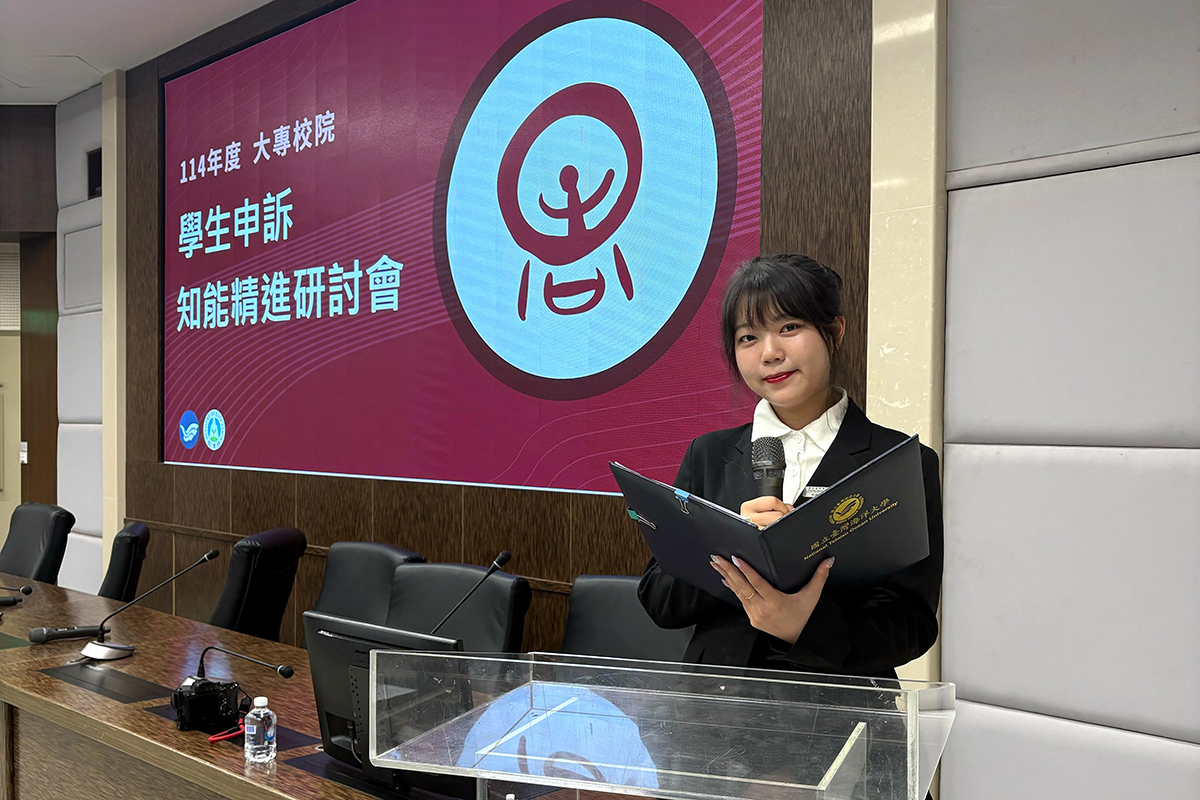 鄭應加同學積極投入社團事務，多次擔任學校各大活動的司儀及主持人。 (2)