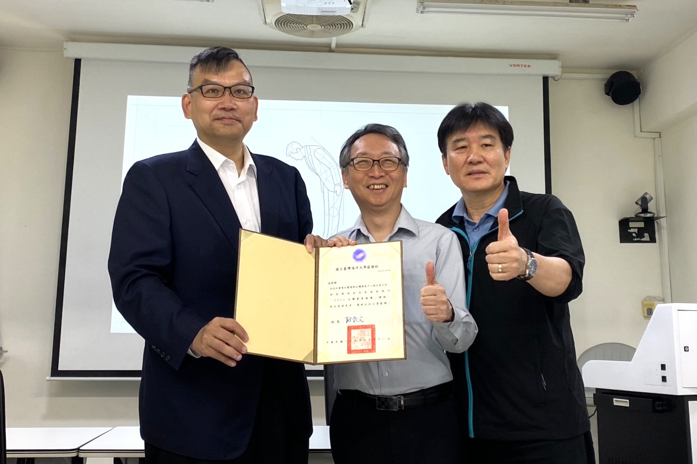 海大社會責任實踐與永續發展中心張文哲主任(中)分享地方創生與大學社會責任實踐(USR)經驗。(左為永續所桑國忠所長、右為連江縣陳冠人副縣長)