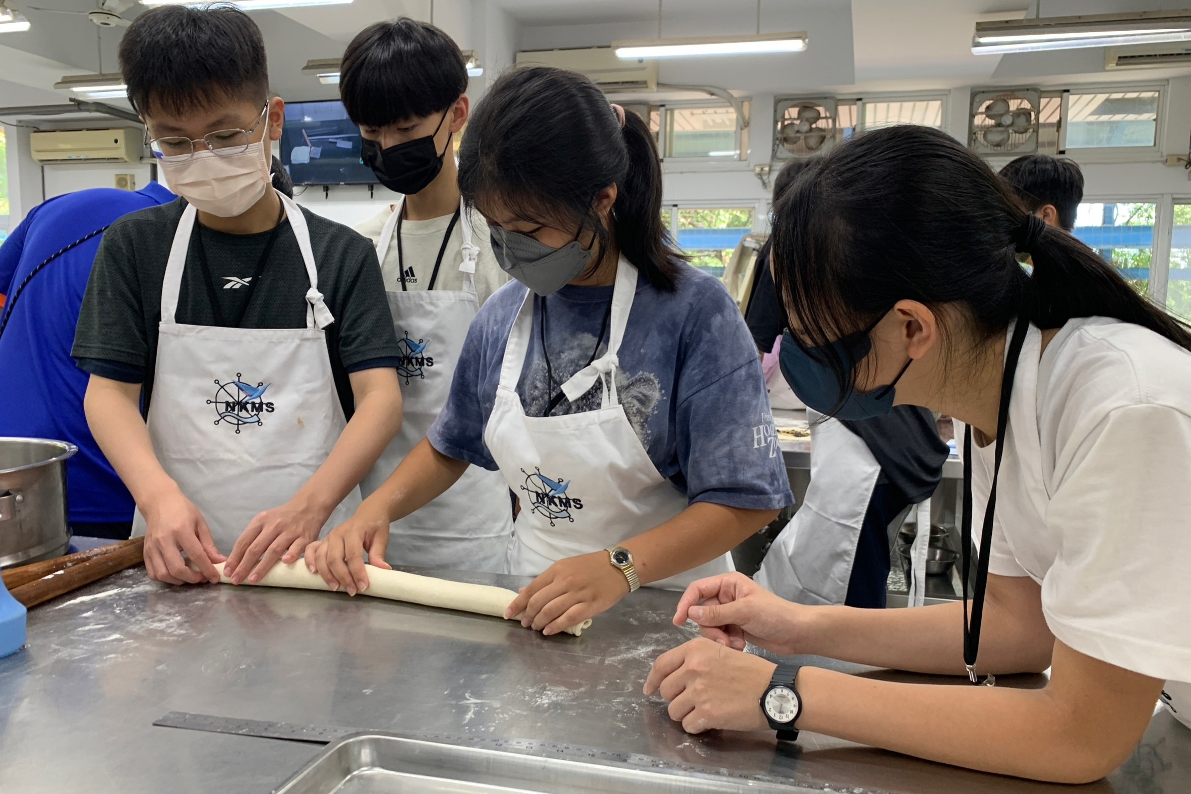 學員在食品科主任的解說下製作海苔饅頭