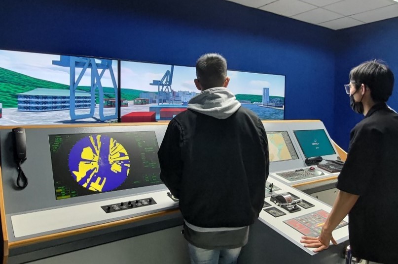 多功能操船模擬機(BRM)可同時讓4個學生同時共同模擬各種天氣、海浪、船舶交會、進出港等情境