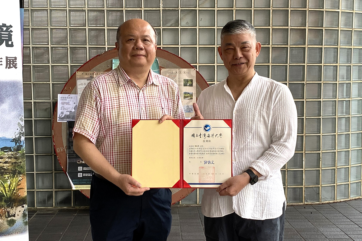 電機資訊學院江海邦院長特來欣賞畫作並代表頒發感謝狀予葉春新老師