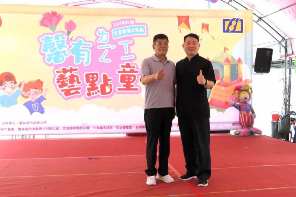 曾煥昇副教授受贈感謝狀後與雲林縣四湖鄉公所吳勁葦鄉長合影