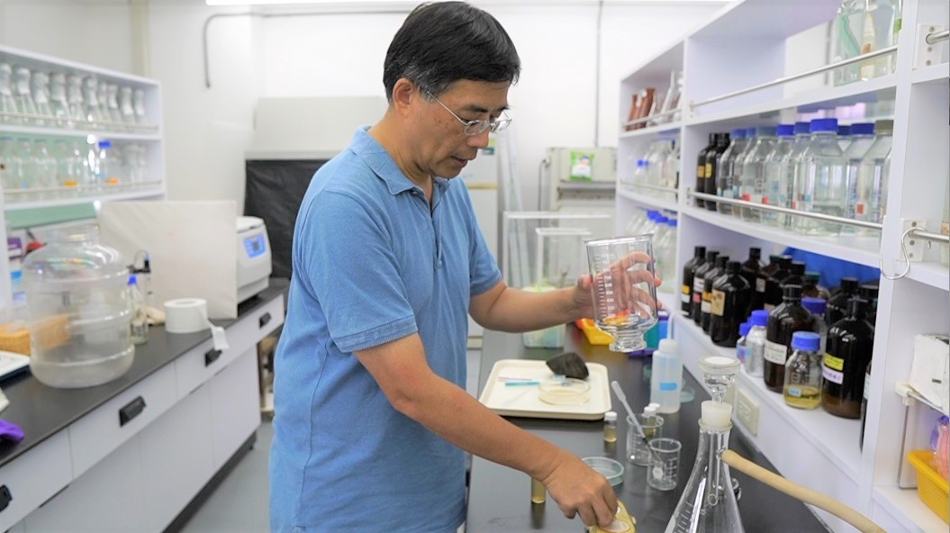 海大藻類專家張睿昇助理研究員於藻類實驗室進行藻類特性解說