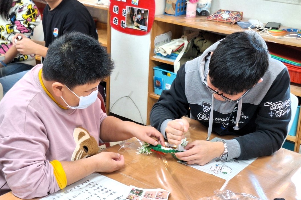 海大學生與憨兒共同創作聖誕節花環