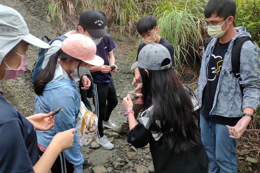 學生們十分投入在野外環境的探險、抓掘尋寶
