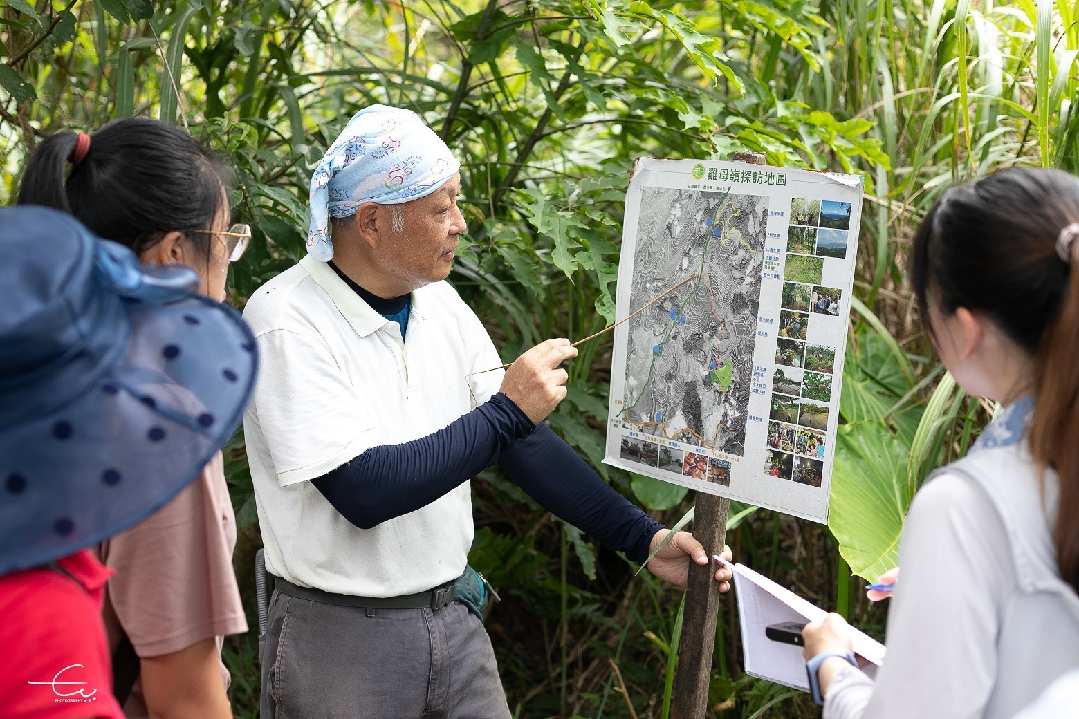 土木工程師蕭學苑和海大共同開闢出2.5公里的田埂路,重新找回貢寮居民以前回家的路