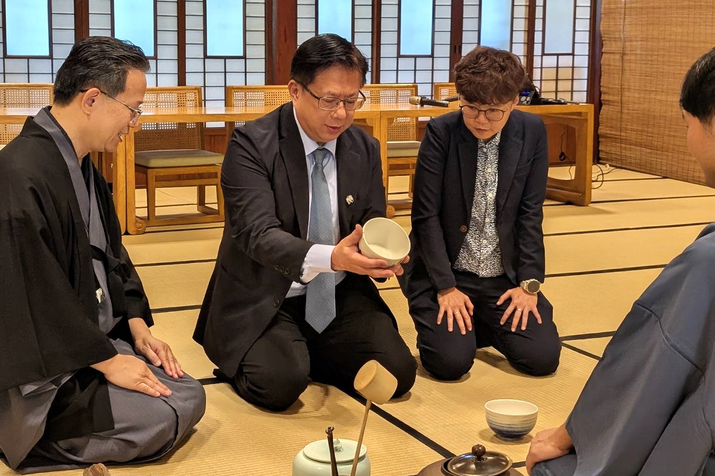 農業部次長黃昭欽賞析茶道茶具