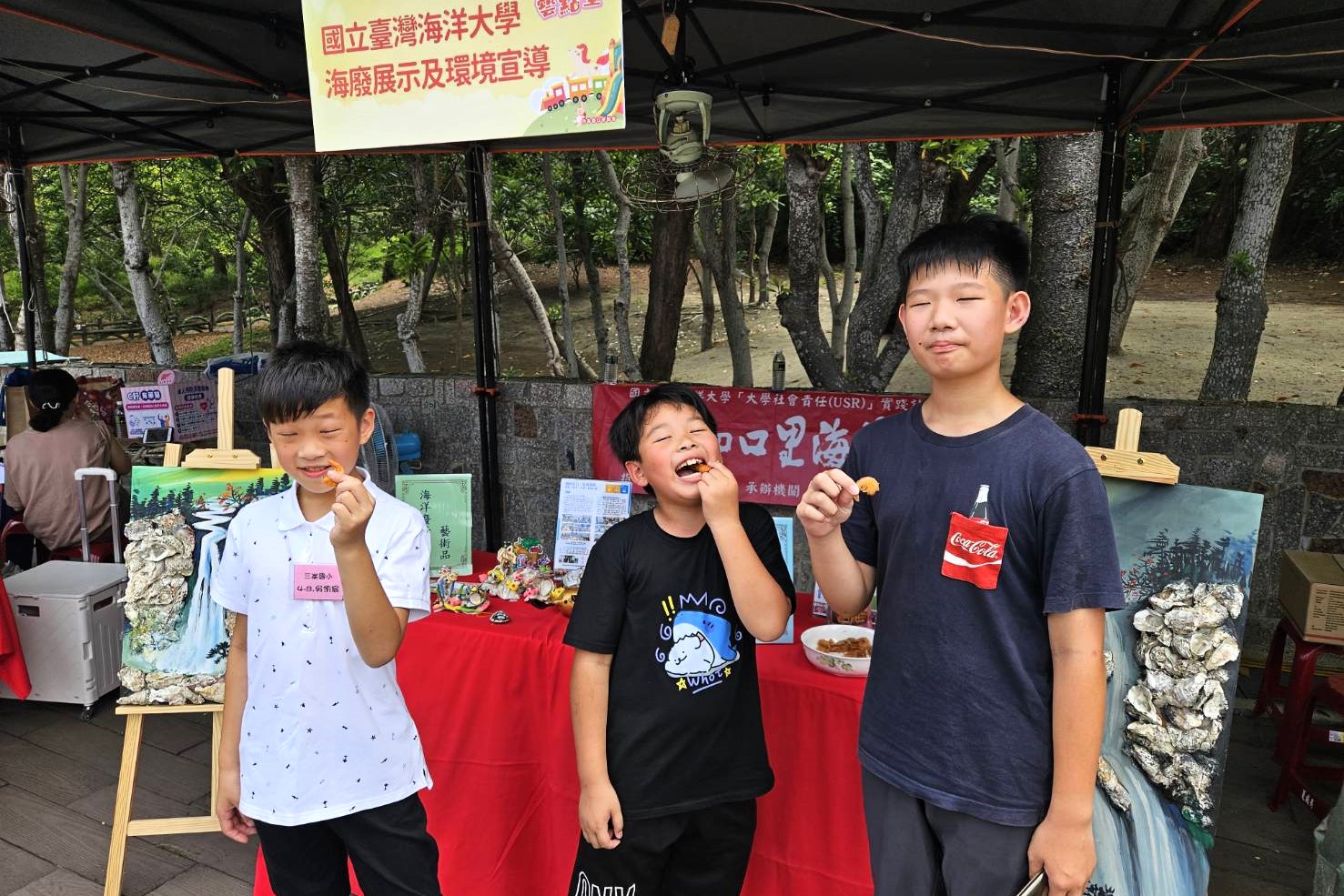 小朋友品嚐使用在地白蝦研發的「椒鹽咔啦蝦」