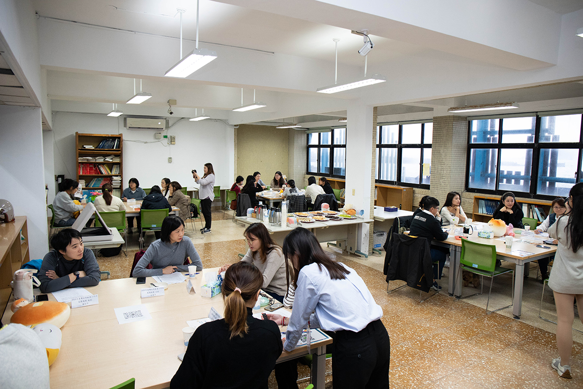 現場進行包含同儕關係、家庭關係、對外關係及法規保護等四大面向的深度對談