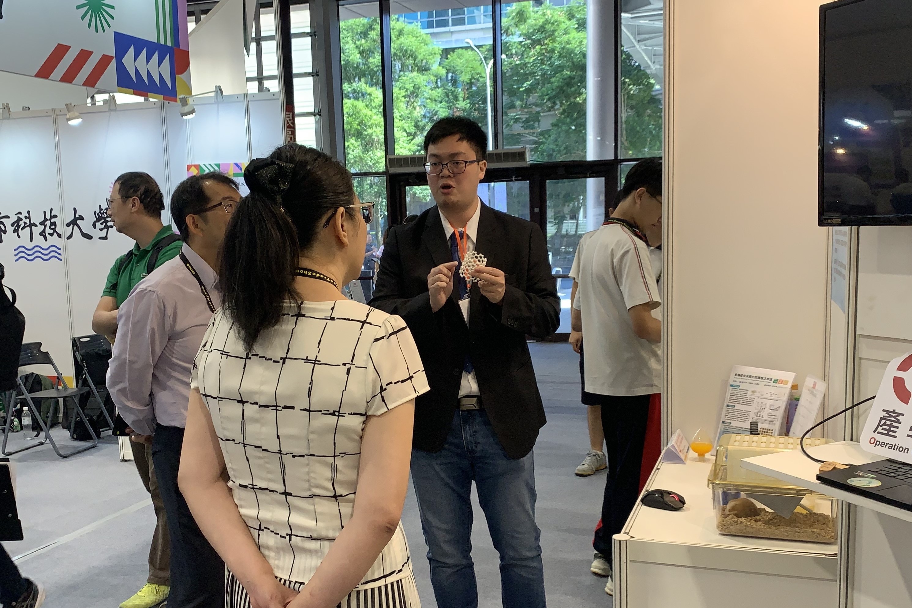 黃志清教授團隊以「多醣碳奈米膠及包含其之抗凝血劑與抗氧化劑」榮獲銀牌獎