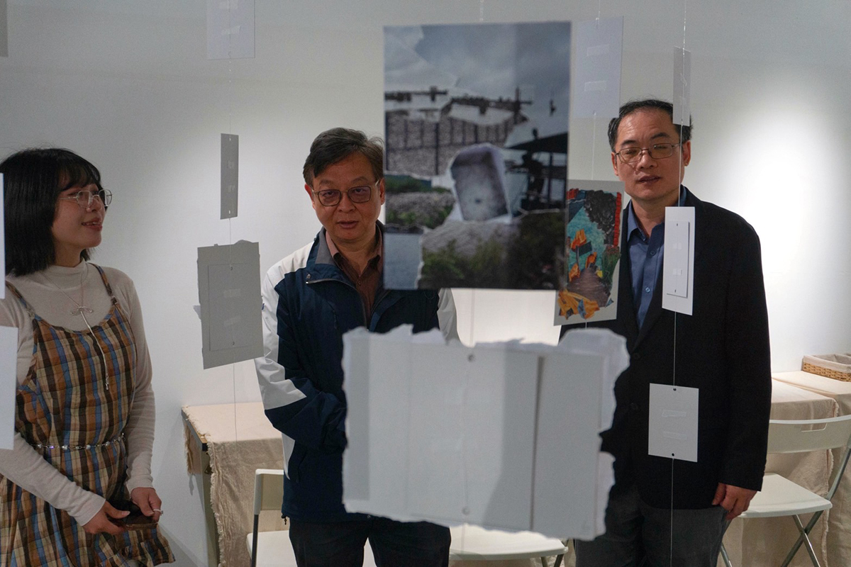 吳亮瑩同學向林泰源教務長介紹展覽互動區製作概念。