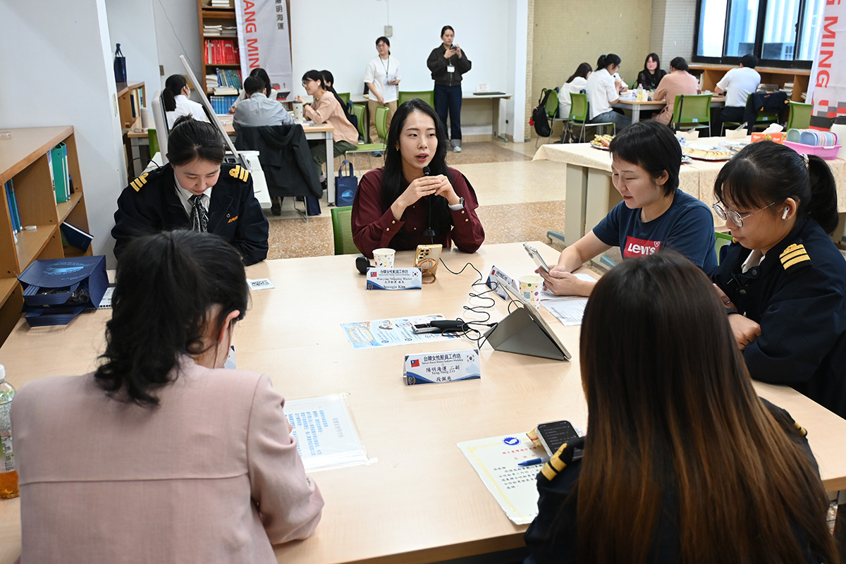 透過圓桌研討機制讓女性船員們展開密切交流。