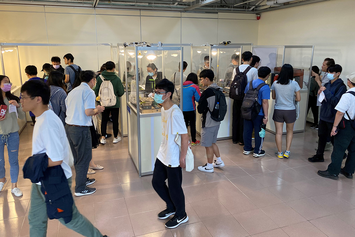 《小世界大夢想》經典鐵道模型展佈展開幕即眾多師生校外人士觀賞佇足