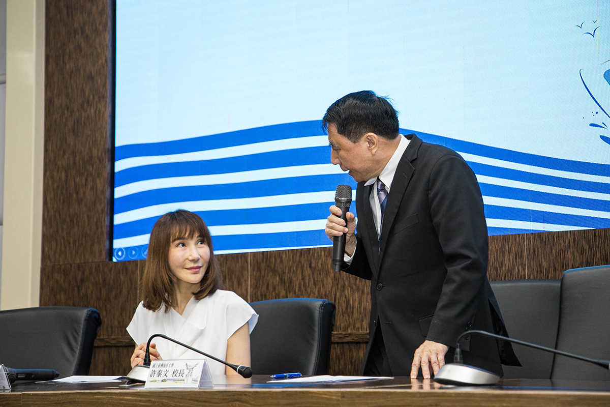 許泰文校長感謝藍瑩總經理親臨海大，並與同學們介紹已故前董事長程正平先生也是海大的傑出校友
