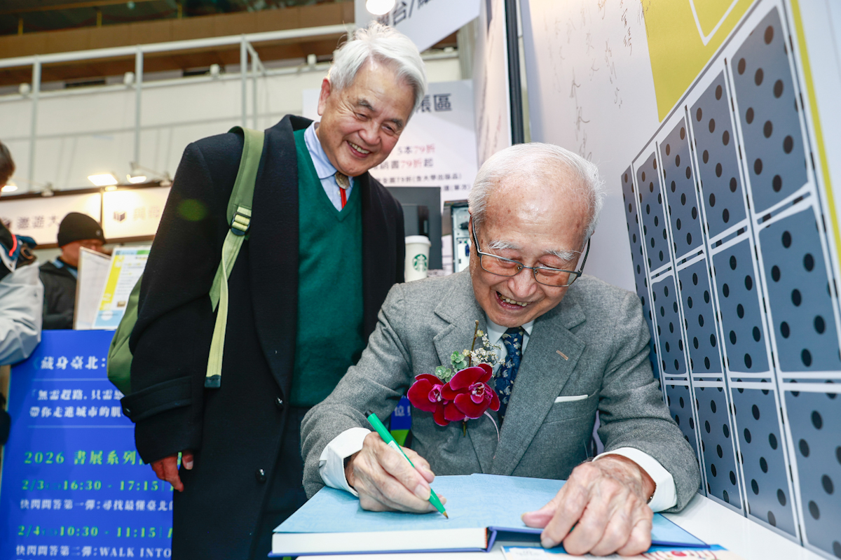 廖一久院士在現場一一為讀者們簽書。