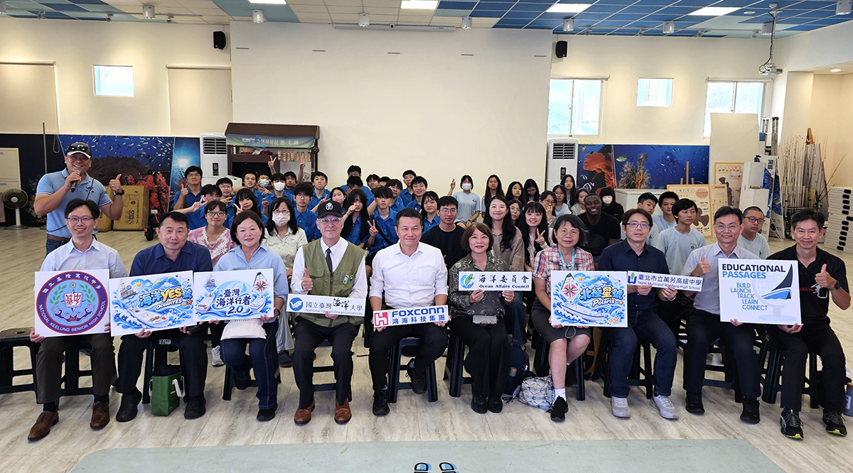「臺灣海洋行者2.0」計畫-迷你帆船放流暨海洋開放資料行動合影。