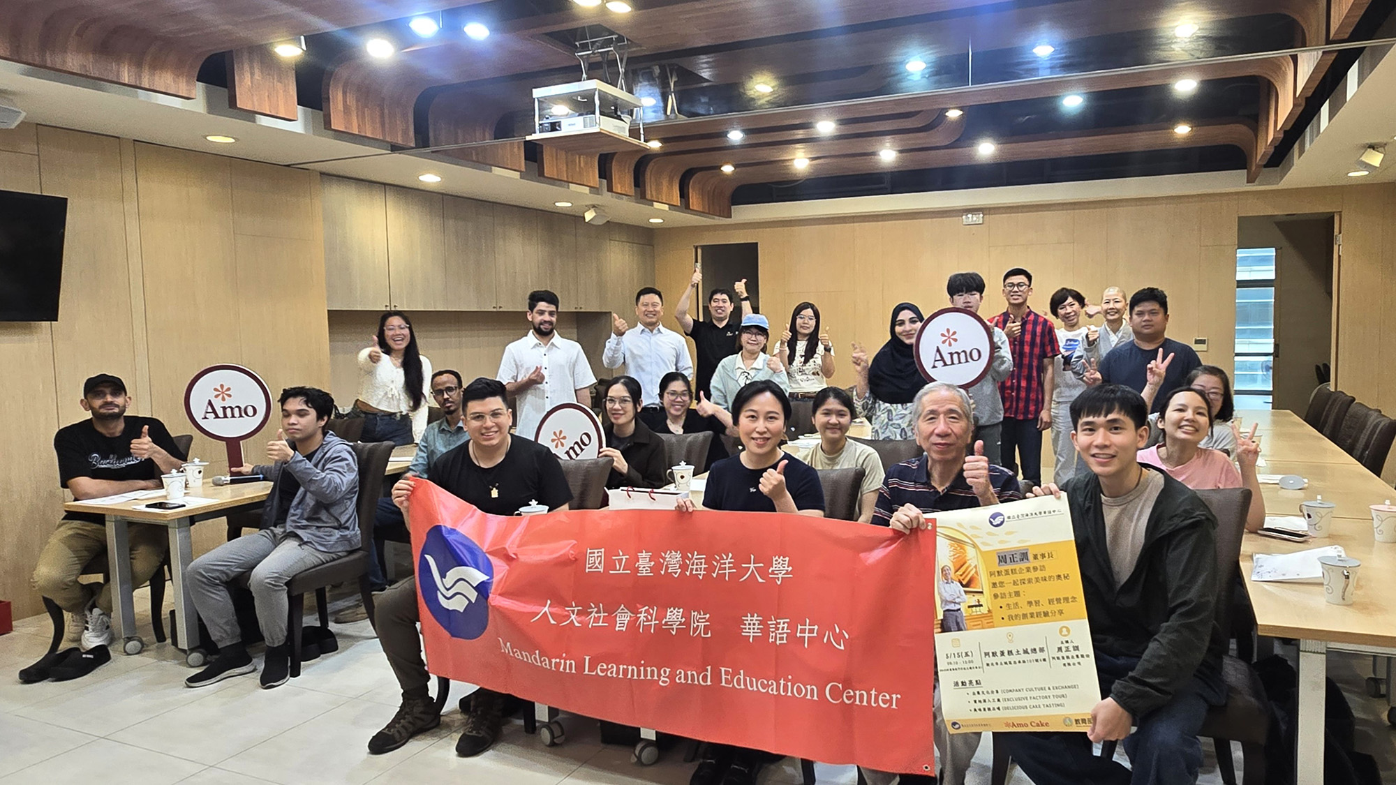 大華語中心師生與阿默蛋糕團隊合影，展現校友企業與國際學生交流成果。
