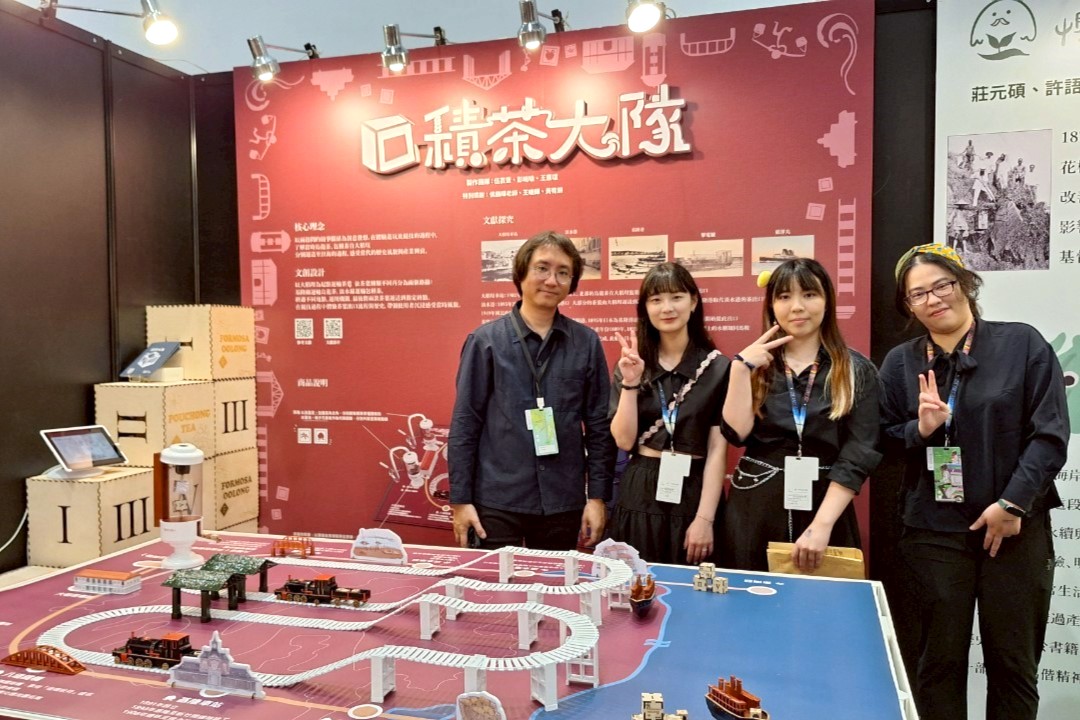 「積茶大隊」組王薏瑄、伍芸萱、彭畹喻的作品呈現臺灣早期烏龍茶和包種茶的物流歷史