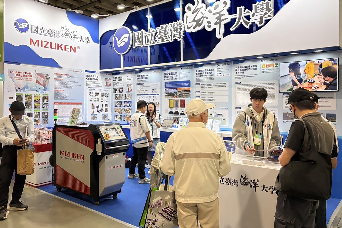 海大攤位吸引了許多對海洋能源發展有興趣的民眾