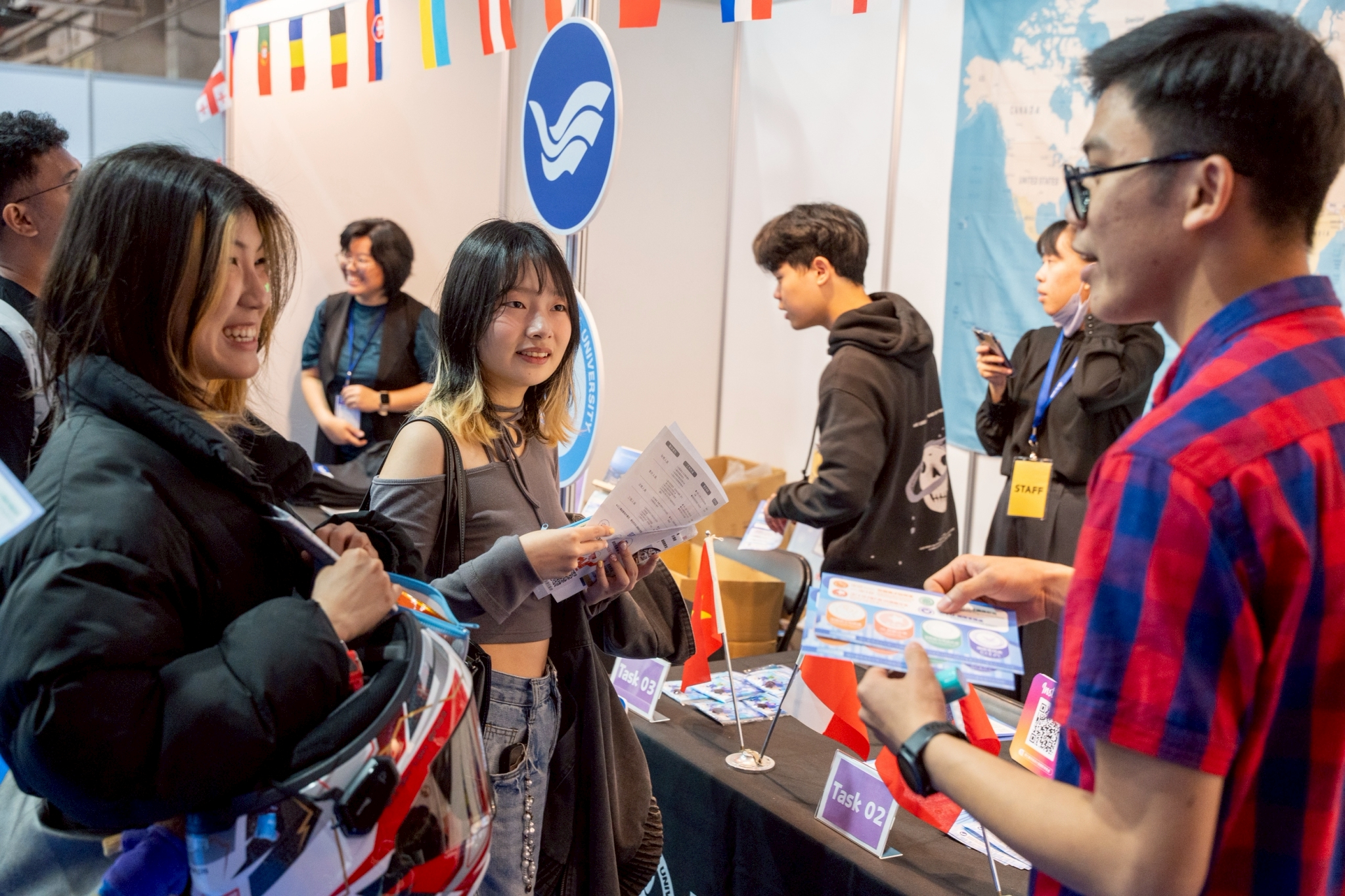 海大境外生於徵才博覽會現場與企業交流互動。