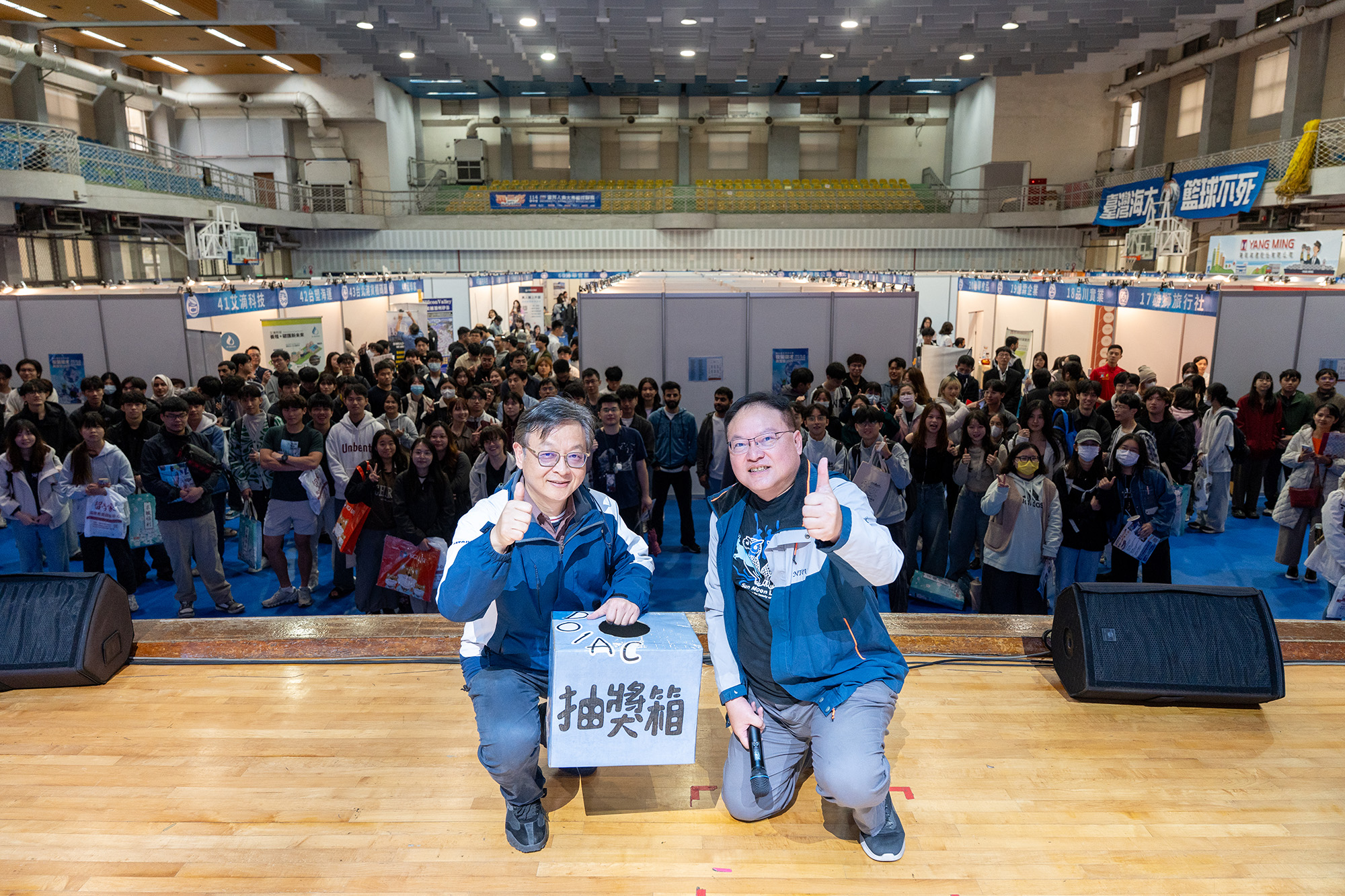 林泰源教務長及蘇健民副學務長與現場學生合影