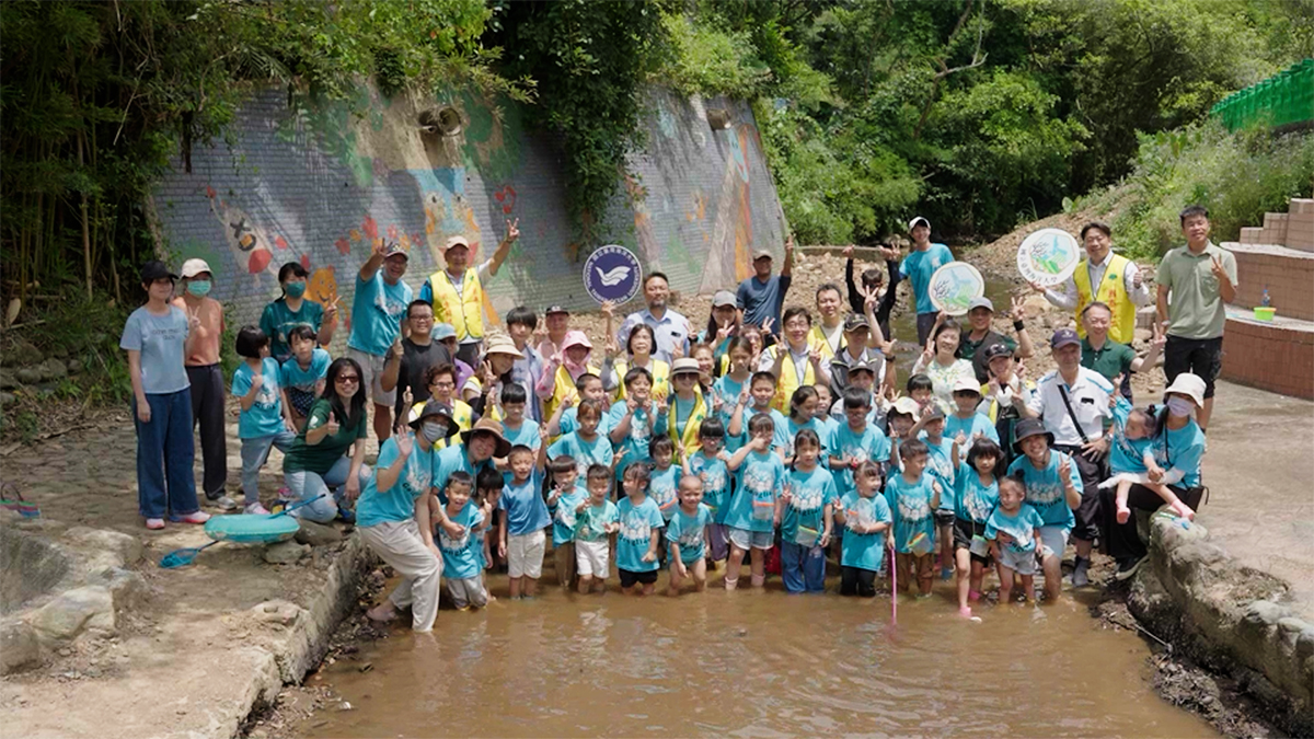 謝忠恆與王嘉陵教授以造舟及河蟹放流體驗課程，培養學童生態永續觀念及素養