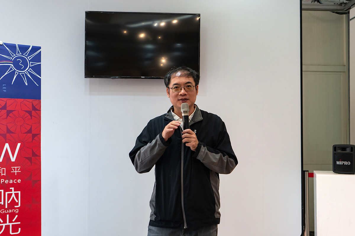 藝文中心主任謝忠恆指出，陳怡君老師的作品能感受到色彩實驗「虹」的歷程