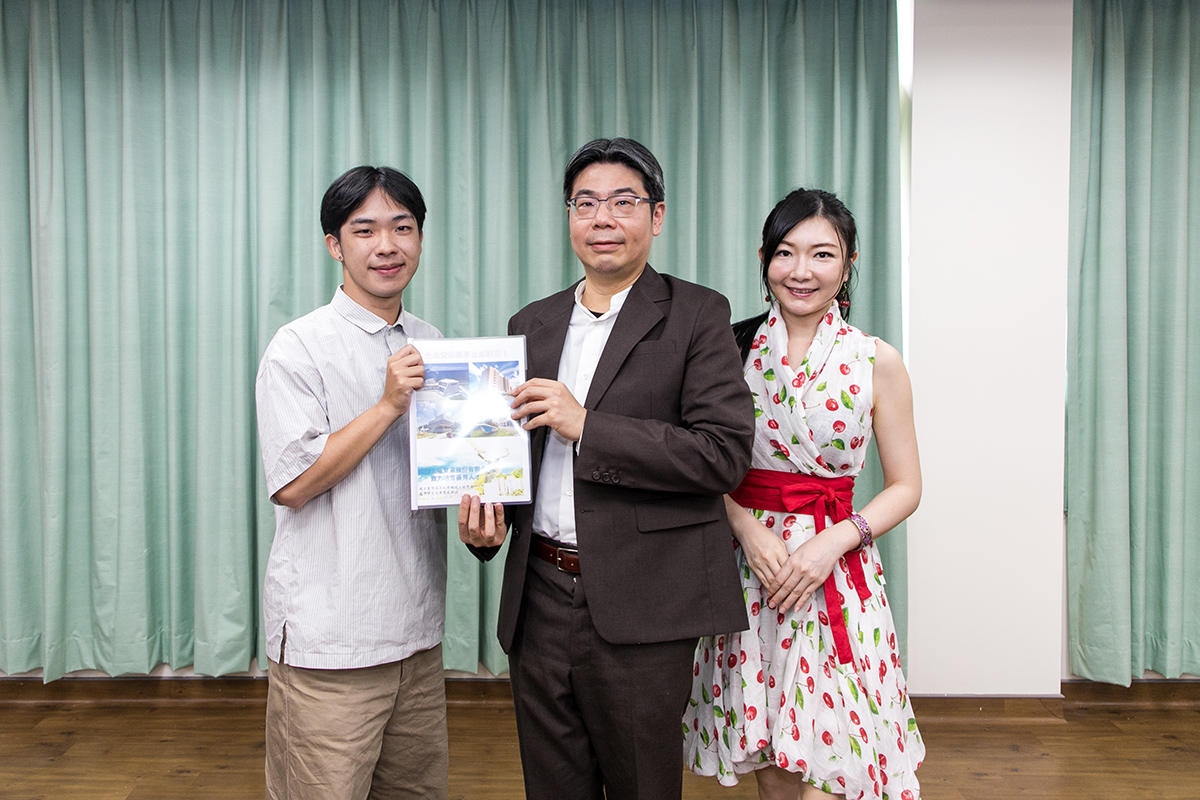 機械系4年級蕭禹恩同學代表致贈感謝冊