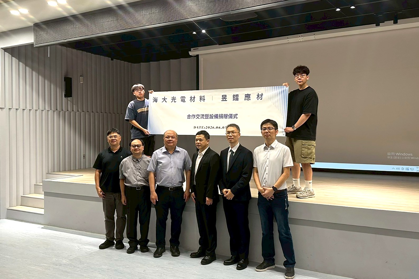 捐贈儀式合影。(左起為海大洪文誼特聘教授、蔡宗惠系主任、江海邦院長、昱鐳應材葉雨鑫總經理、葉國良副總、林祺臻經理)
