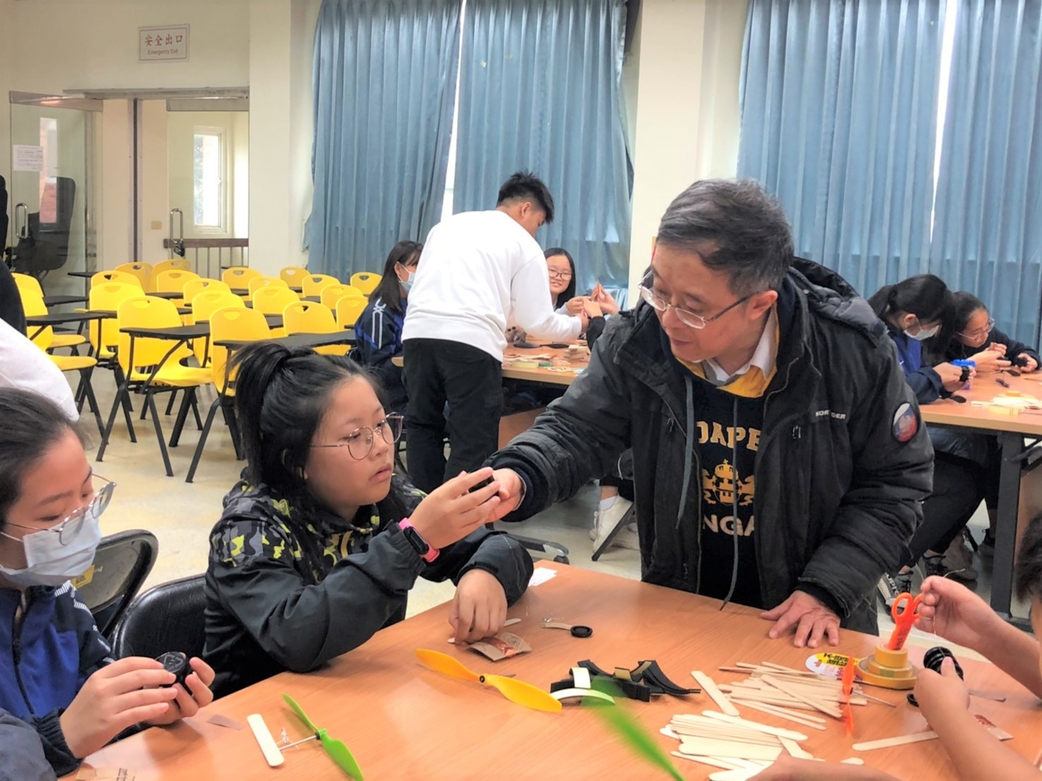 海大周祥順教授帶領中小學生動手製作小型風力發電機