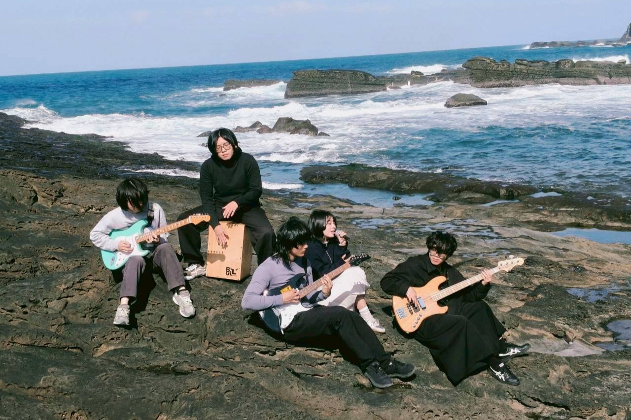 樂團於海邊演唱。